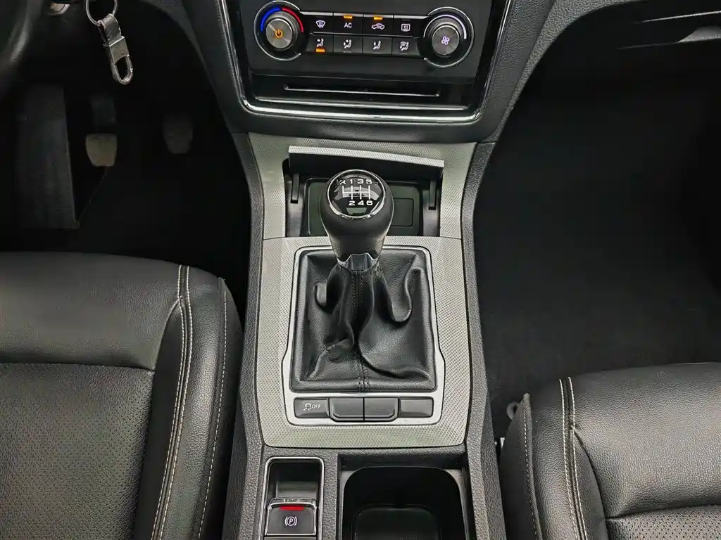 Roewe RX5 2017 — фото 13
