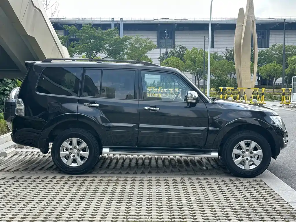 Mitsubishi Pajero 2017 — фото 4