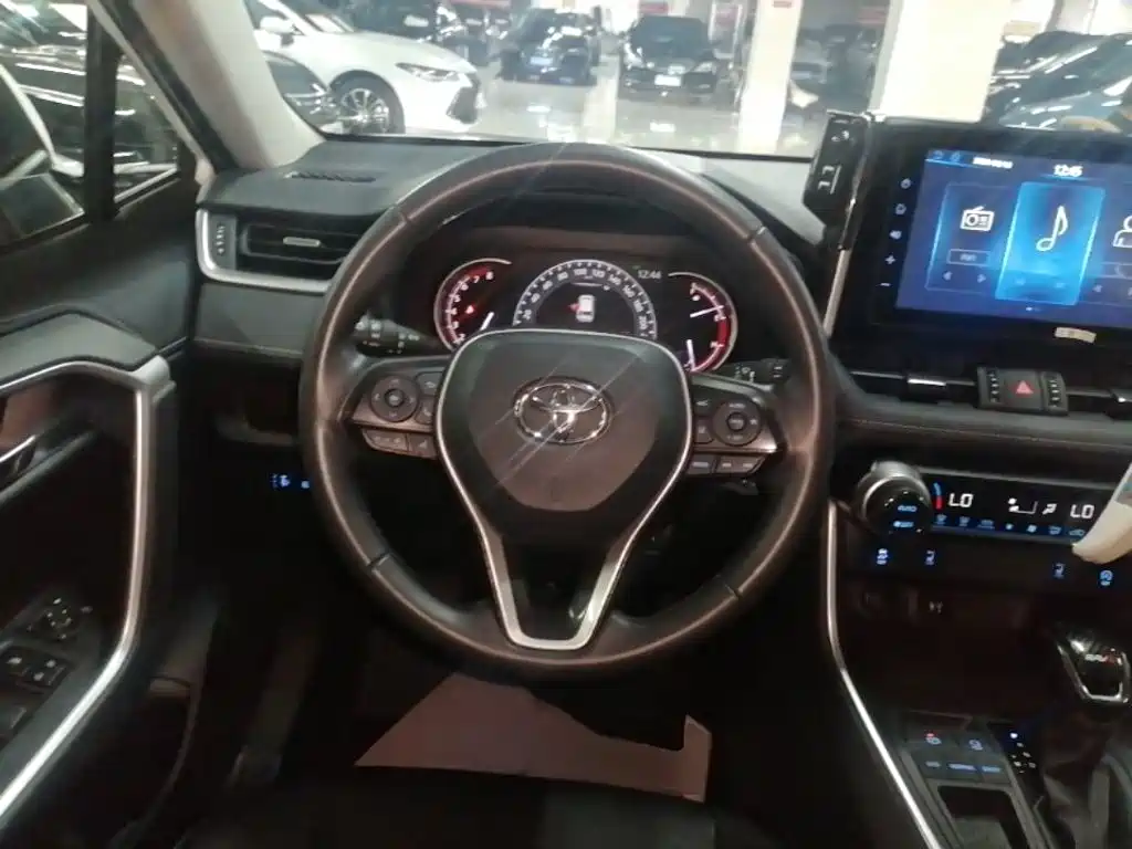Toyota RAV4 2021 — фото 11