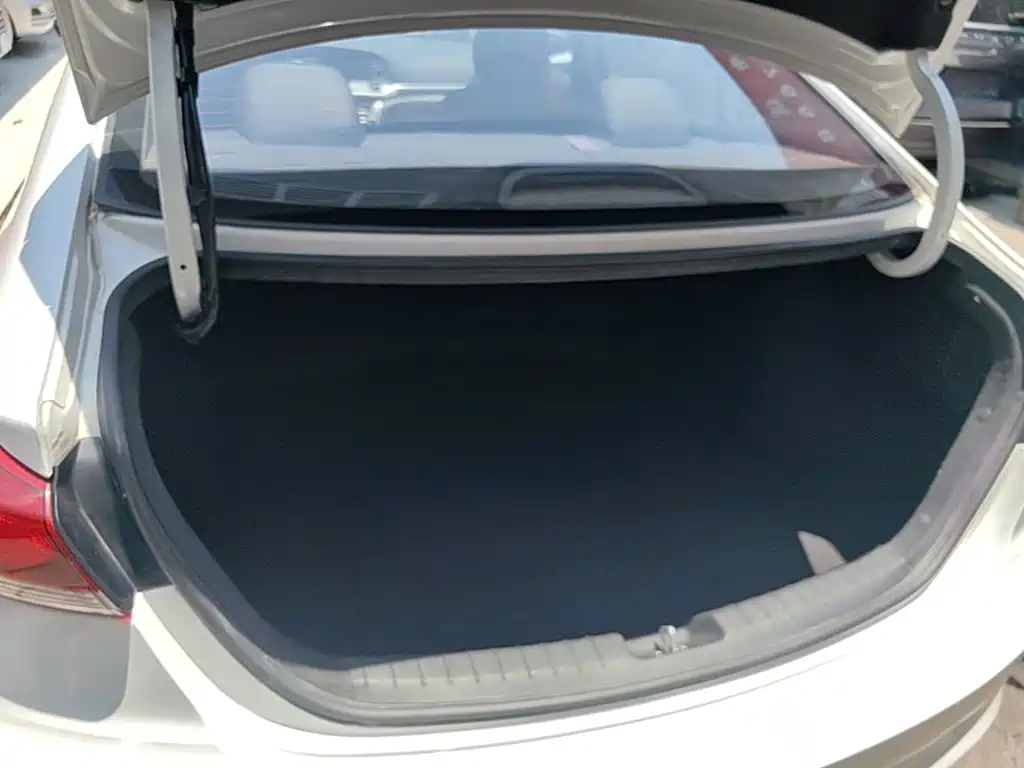 Hyundai Elantra 2017 — фото 19