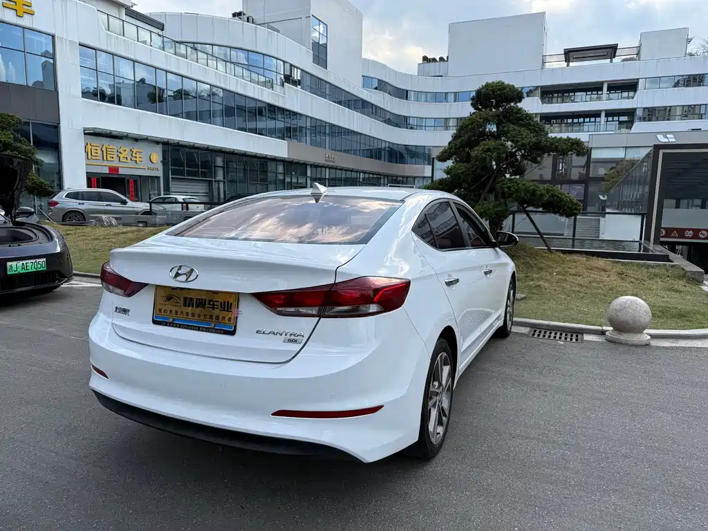Hyundai Elantra 2018 — фото 10
