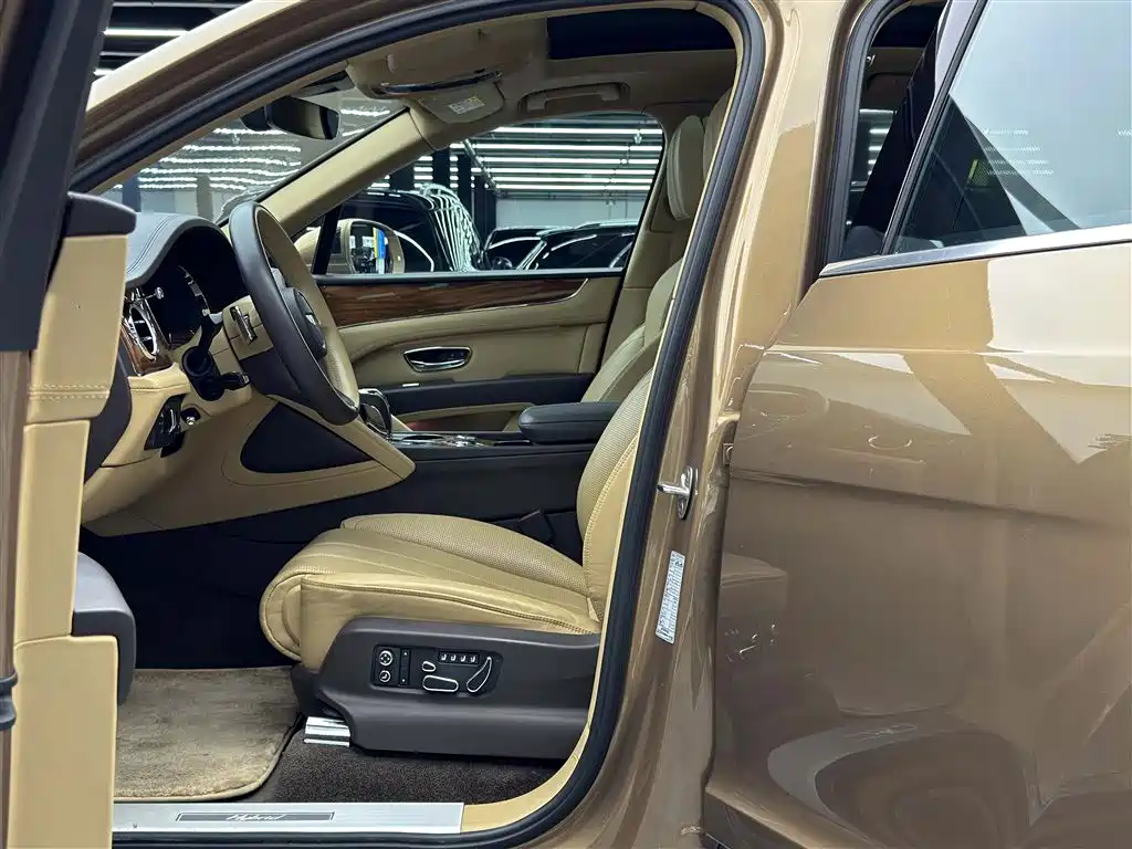Bentley Bentayga Plug-In Hybrid 2021 — фото 6