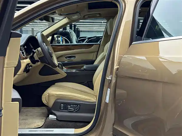 Bentley Bentayga Plug-In Hybrid 2021