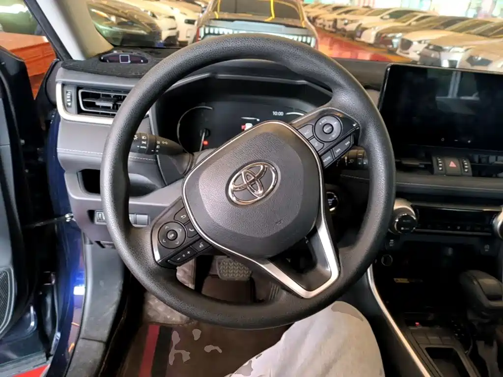 Toyota RAV4 2023 — фото 11