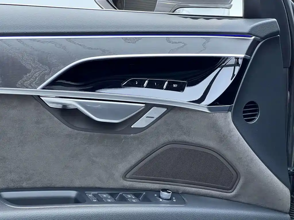Audi A8 2021 — фото 18