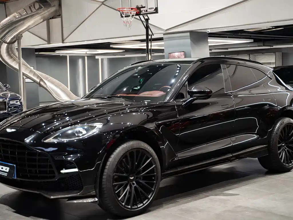 Aston Martin DBX 2021