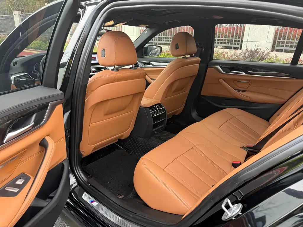 BMW 5 Series 2018 — фото 17