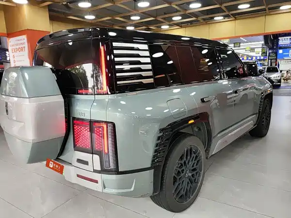Yangwang U8 2024
