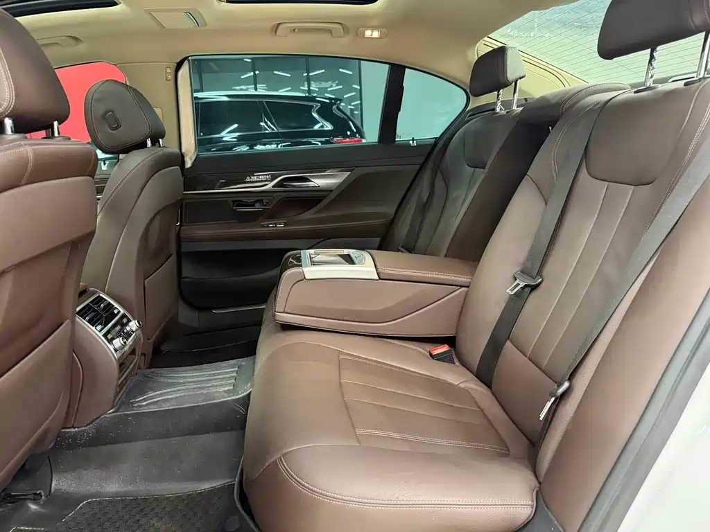 BMW 7 Series 2016 — фото 26