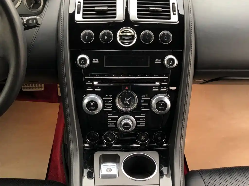 Aston Martin Rapide 2018 — фото 18