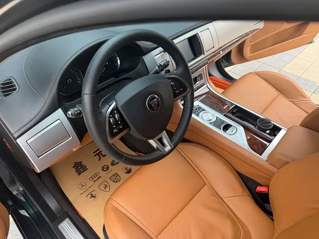 Jaguar XF 2015 — фото 13