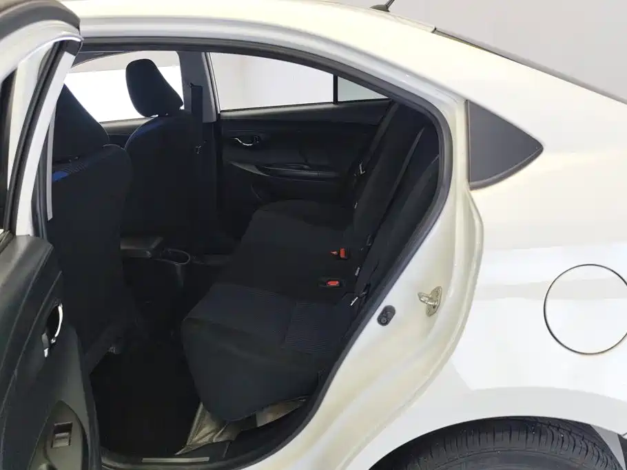 Toyota Yaris L 2018 — фото 11