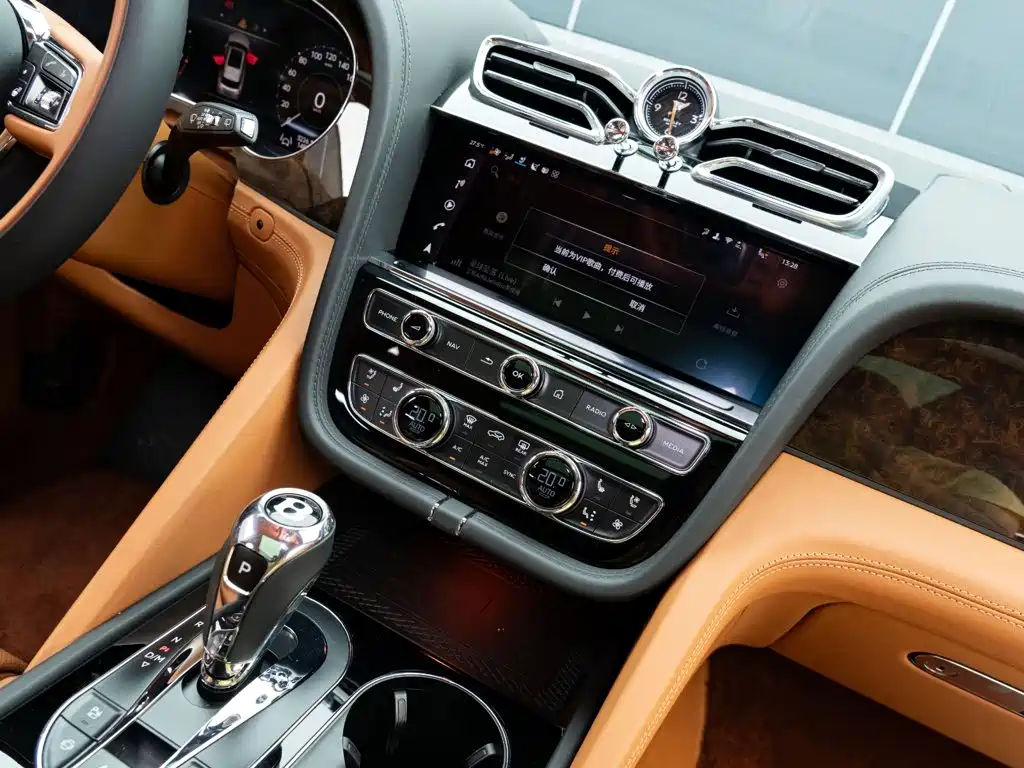 Bentley Bentayga 2026 — фото 19
