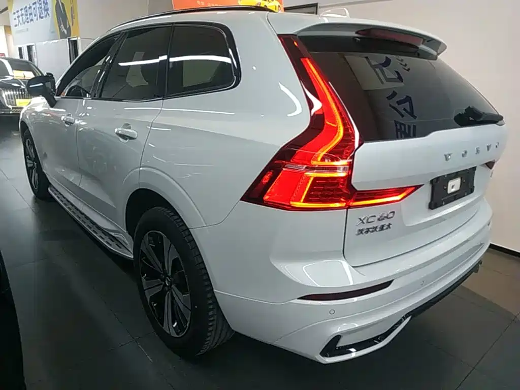 Volvo XC60 2023 — фото 5