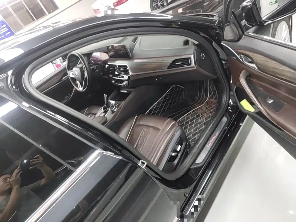 BMW 5 Series 2019 — фото 11