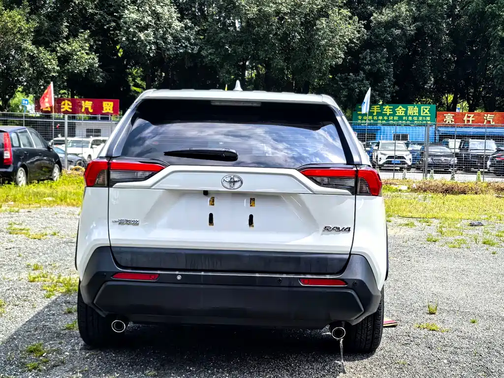 Toyota RAV4 2022 — фото 14