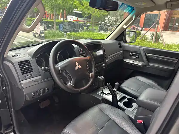 Mitsubishi Pajero 2013