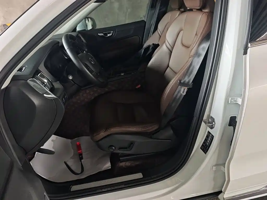 Volvo XC60 2020 — фото 15