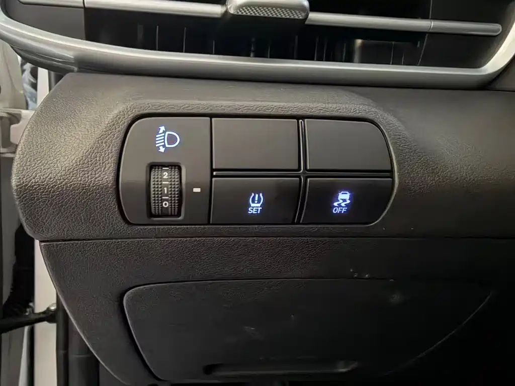 Hyundai Elantra 2023 — фото 15