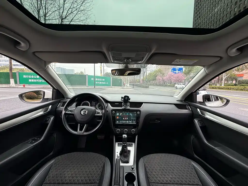 Skoda Octavia 2018 — фото 10