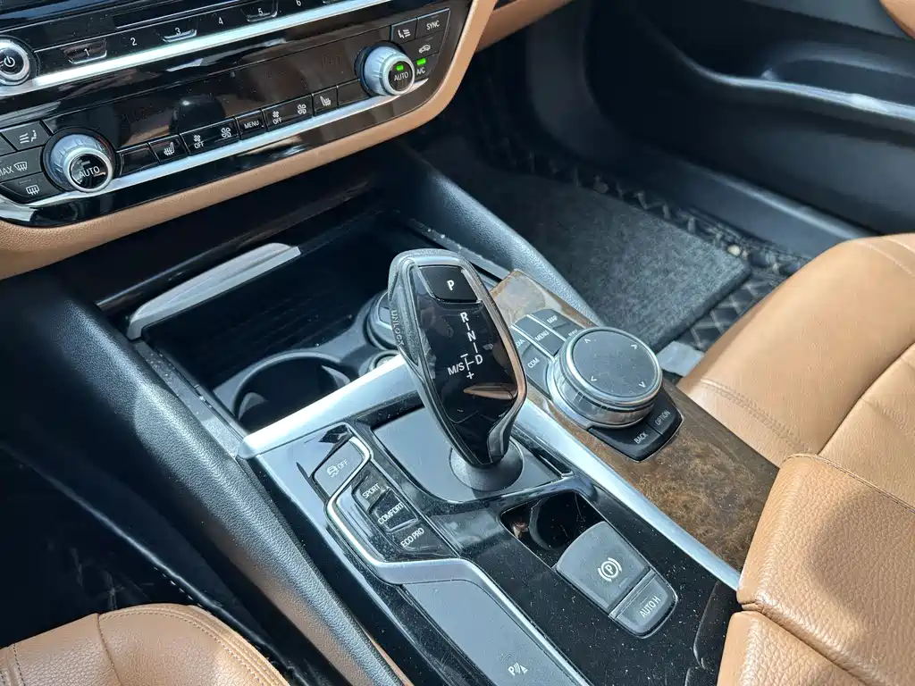 BMW 5 Series 2018 — фото 15