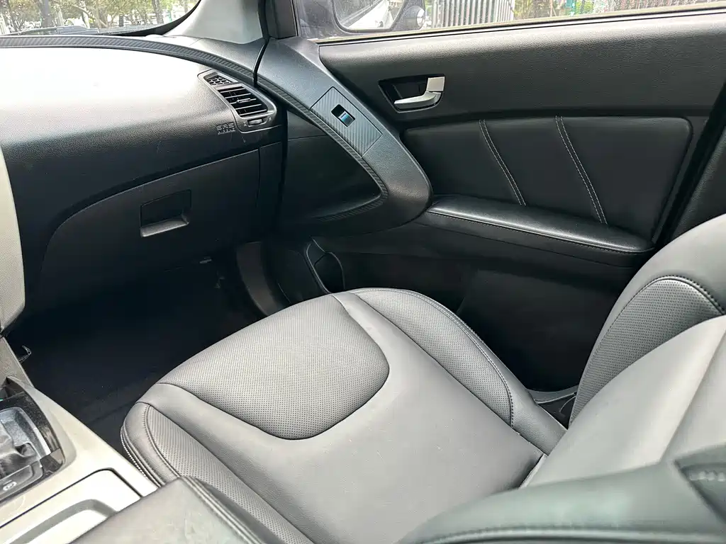 Luxgen You6 SUV 2015 — фото 9