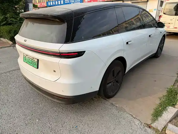 Li Auto i8 2025