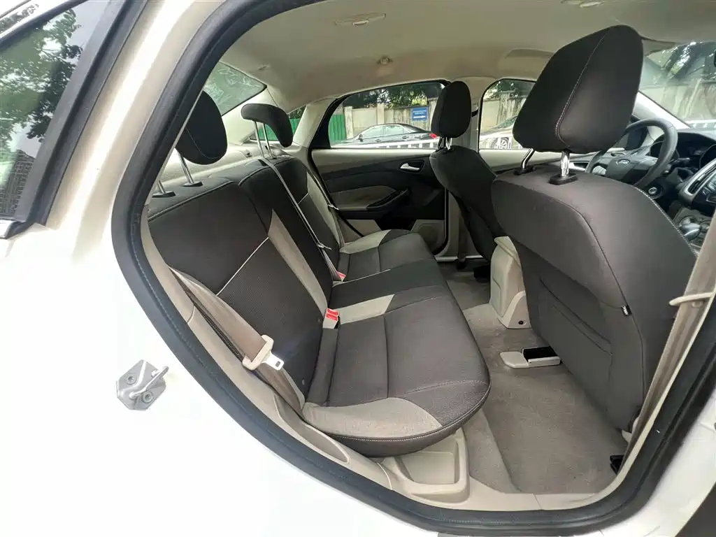 Ford Focus 2013 — фото 10