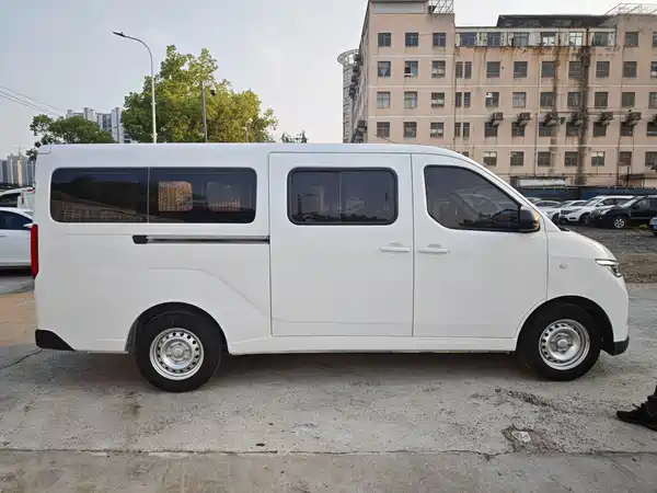 Wuling Yangguang 2024