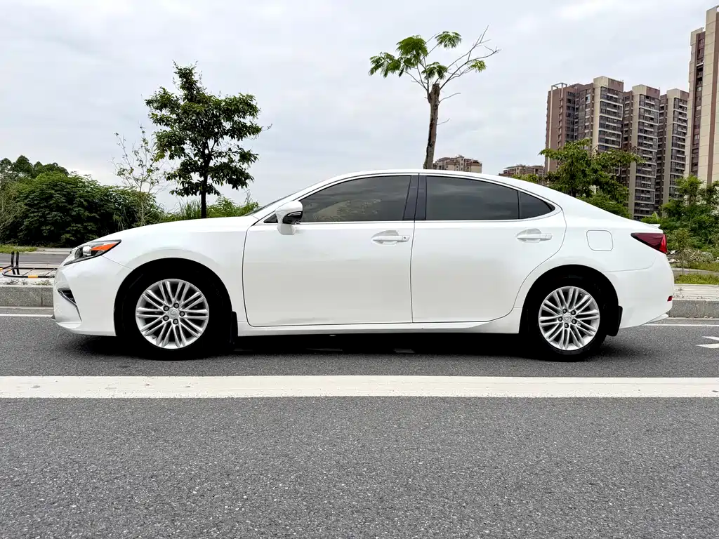 Lexus ES 2015 — фото 14