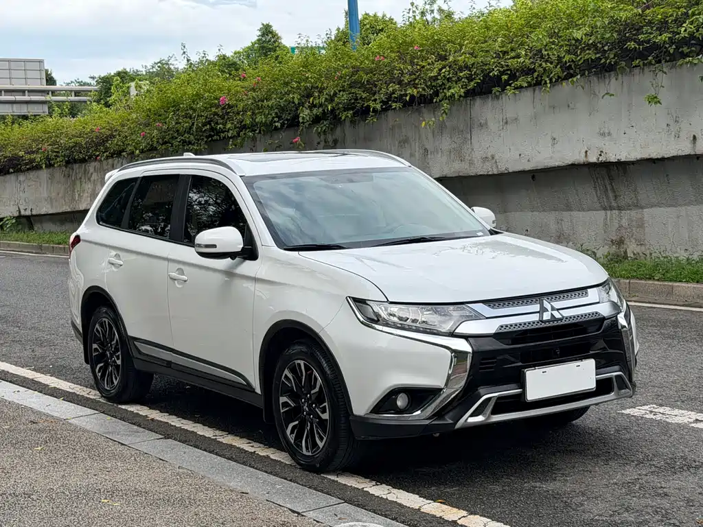Mitsubishi Outlander 2020 — фото 3