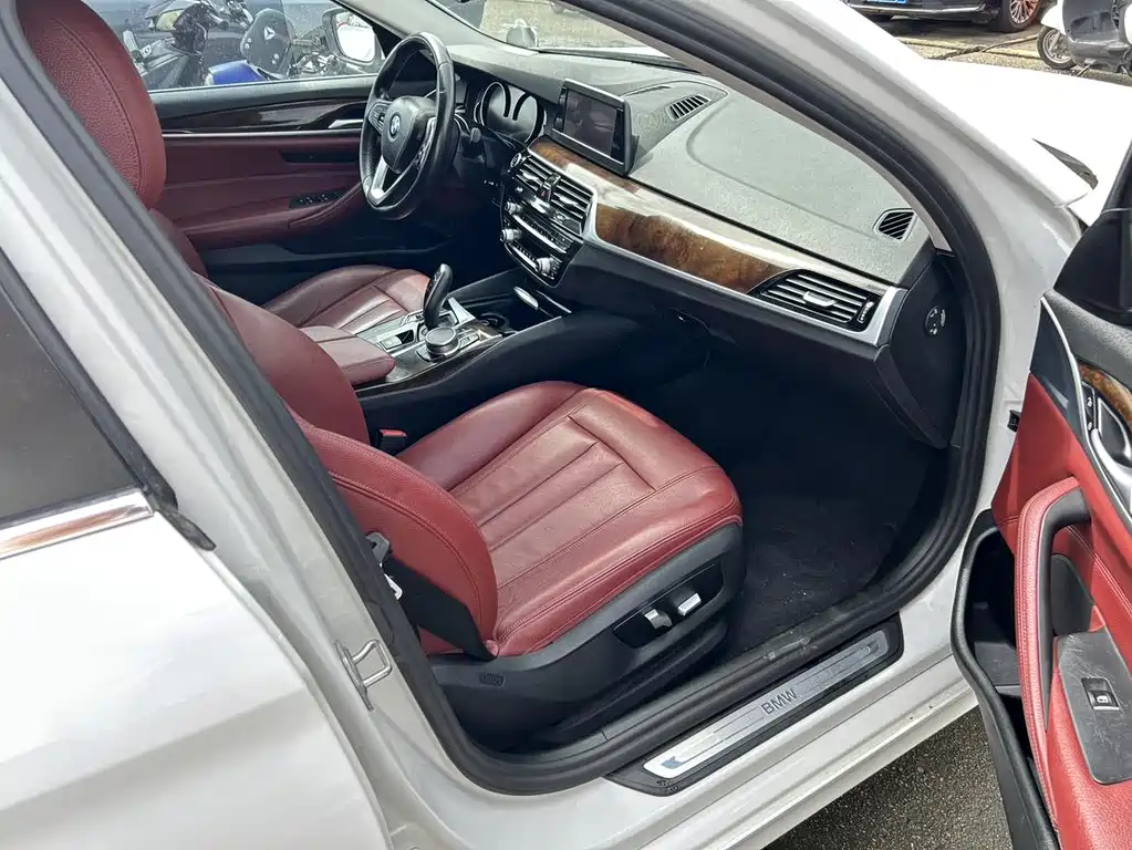 BMW 5 Series 2018 — фото 10