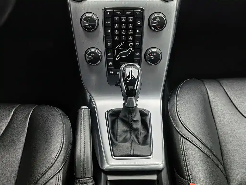 Volvo V40 2017 — фото 13