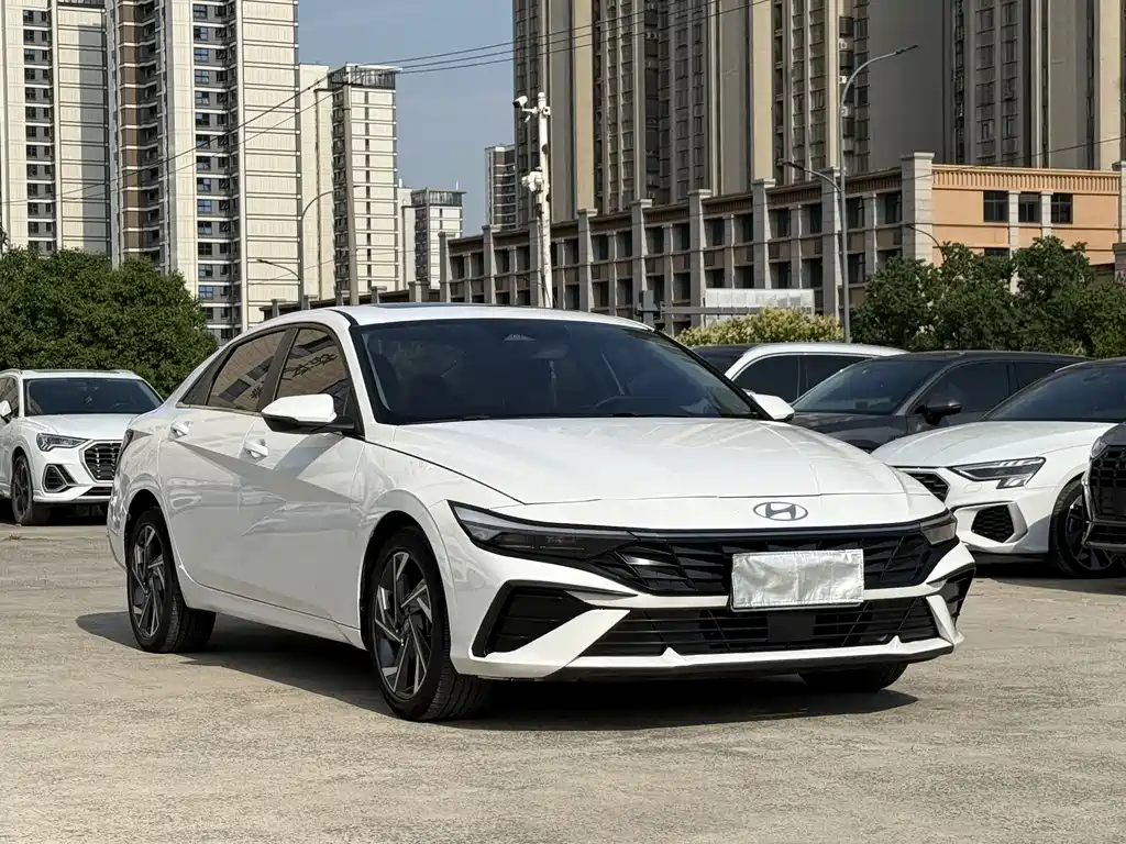 Hyundai Elantra 2023 — фото 3