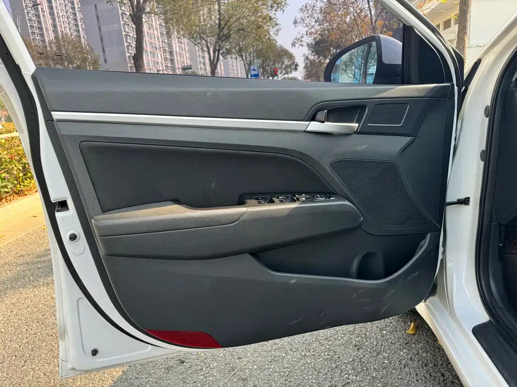 Hyundai Elantra 2017 — фото 14