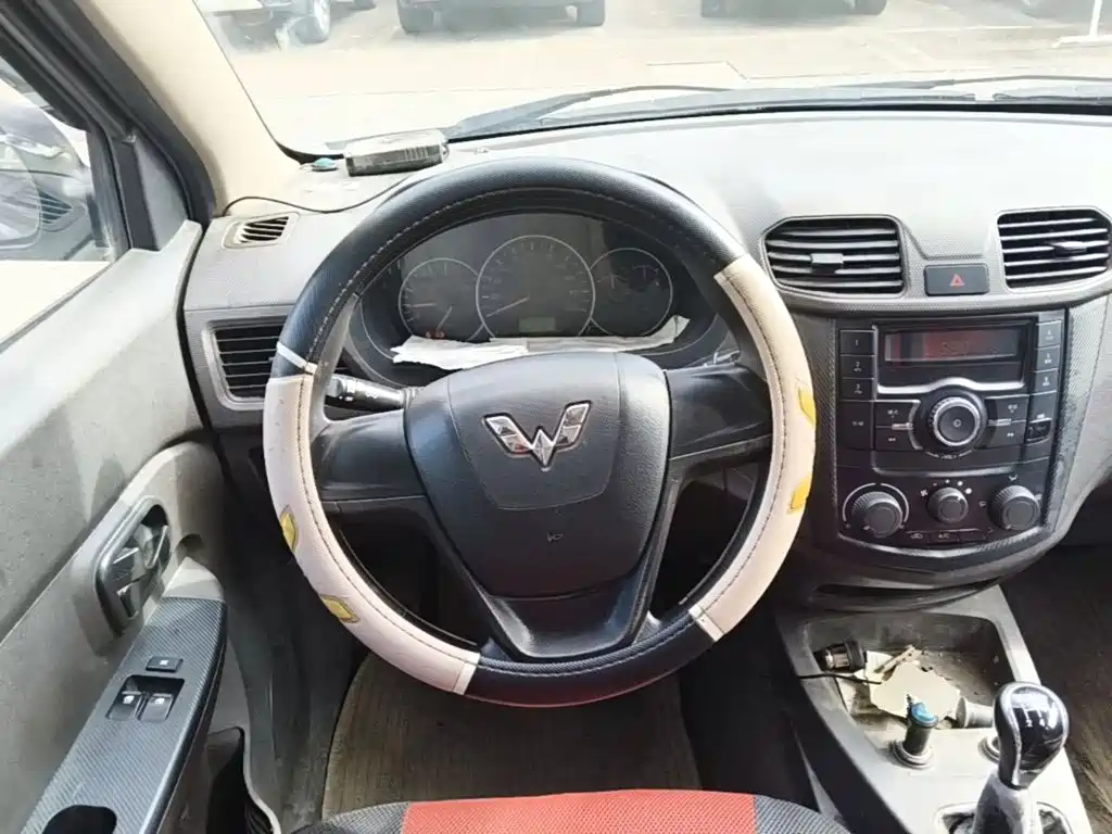 Wuling Hongguang 2015 — фото 15