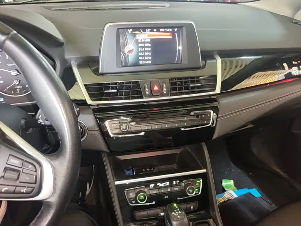 BMW 2 Series Wagon 2017 — фото 13