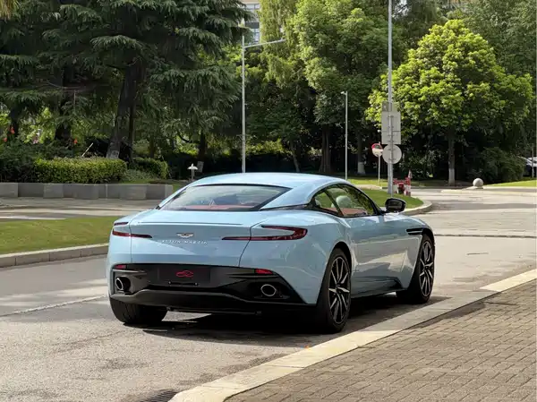 Aston Martin DB11 2022