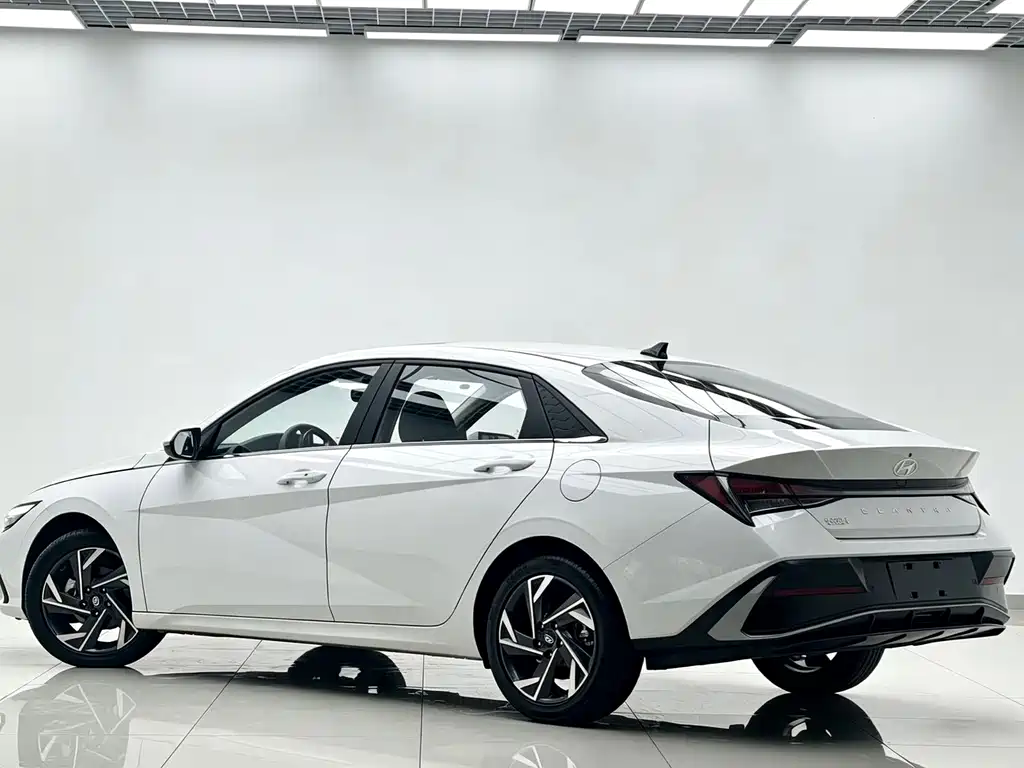 Hyundai Elantra 2023 — фото 4