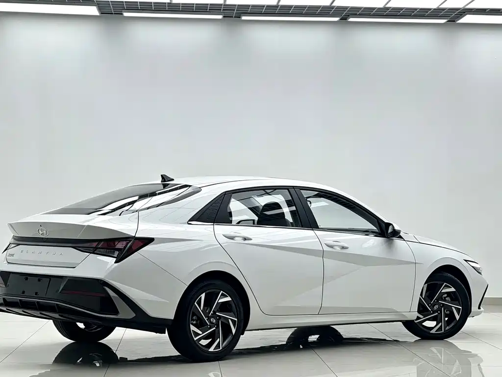 Hyundai Elantra 2023 — фото 3