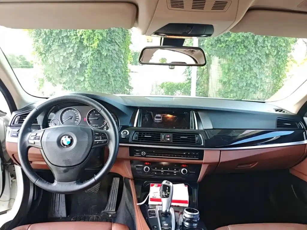 BMW 5 Series 2015 — фото 10