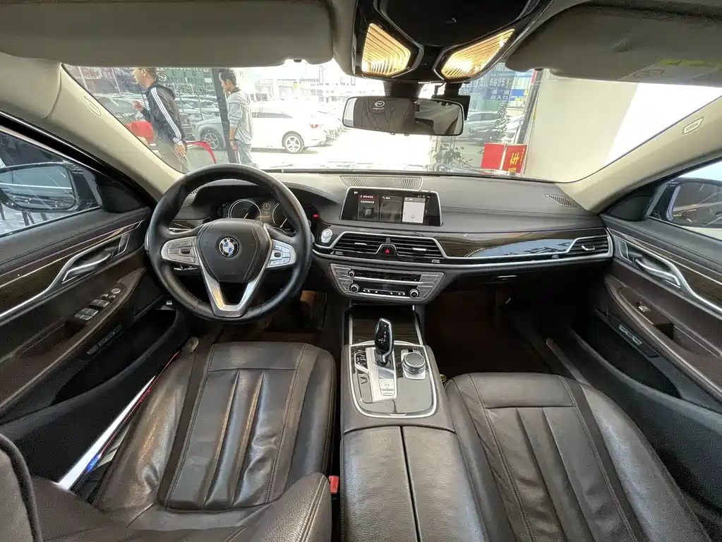 BMW 7 Series 2017 — фото 15