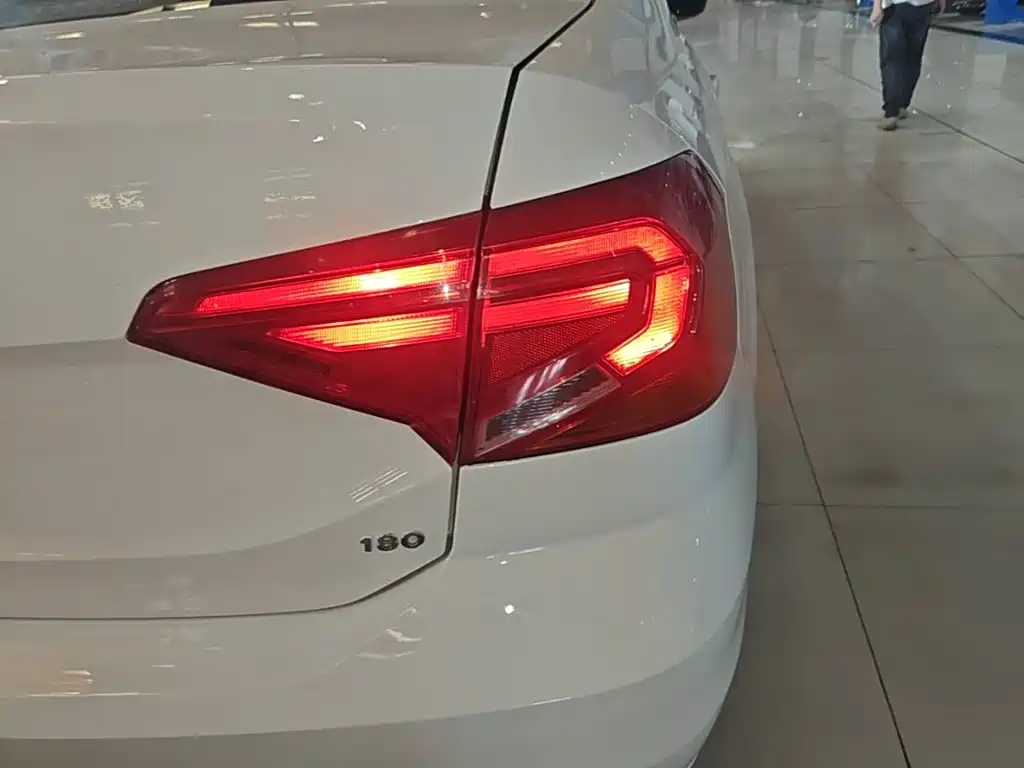 Volkswagen Jetta 2017 — фото 8