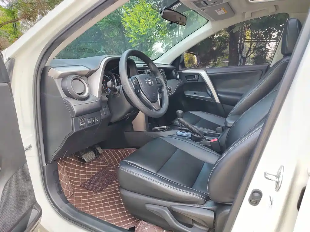 Toyota RAV4 2018 — фото 13