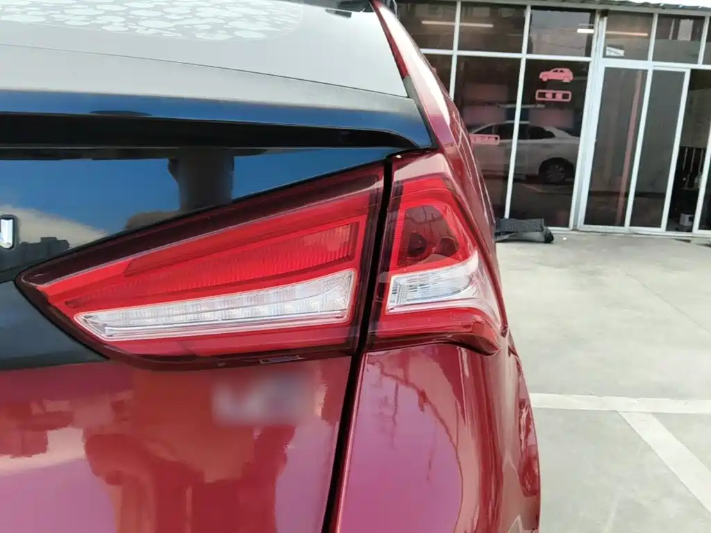 Luxgen U5 SUV 2018 — фото 8