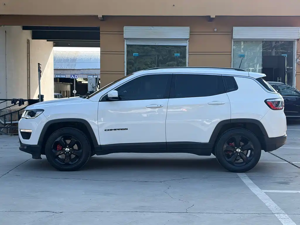 Jeep Compass 2017 — фото 16