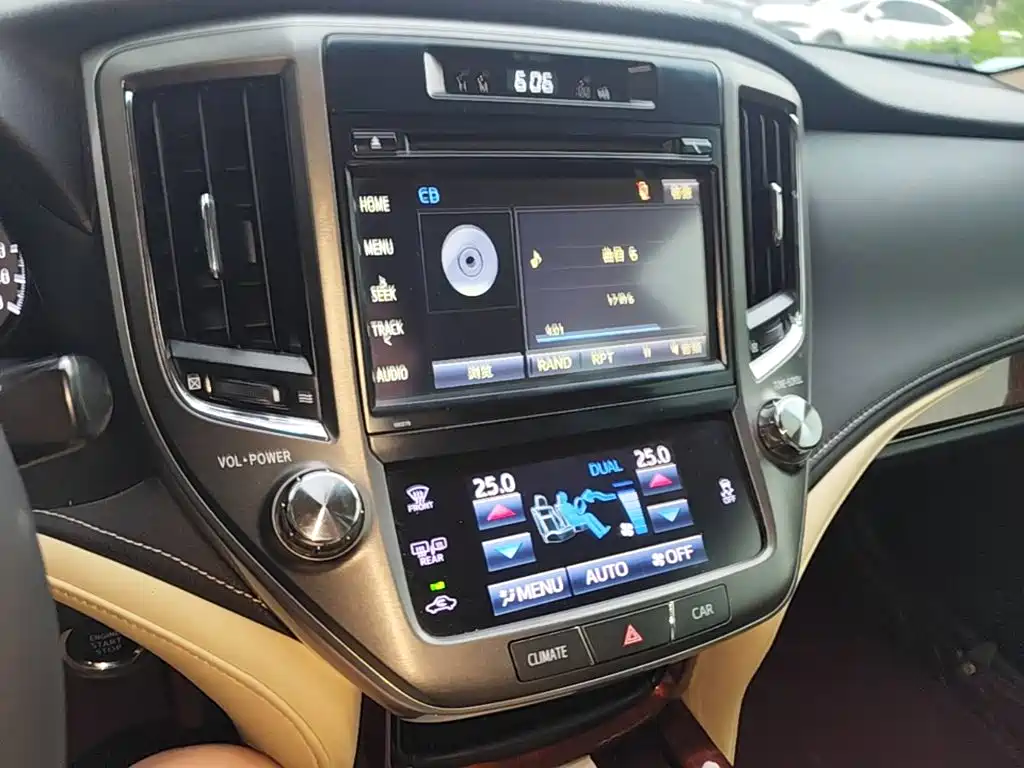 Toyota Crown 2017 — фото 13