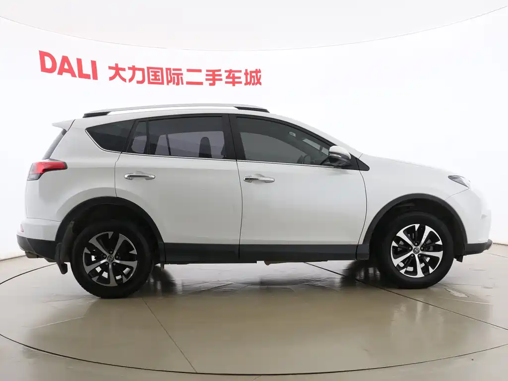 Toyota RAV4 2018 — фото 4