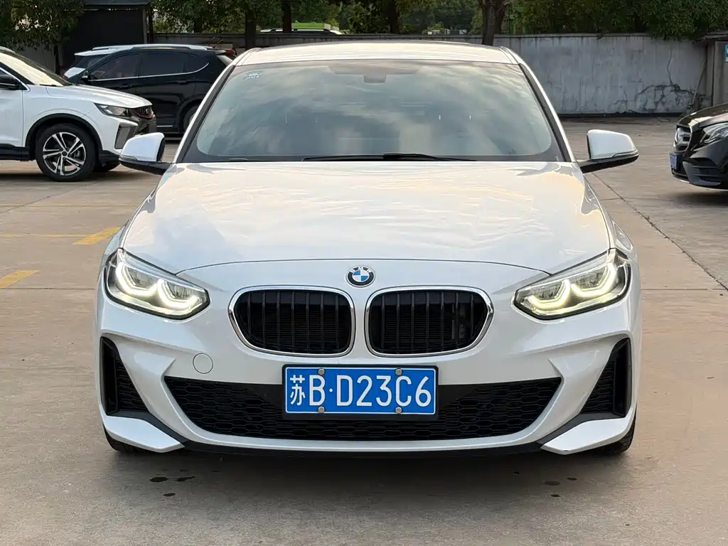 BMW 1 Series 2022 — фото 1