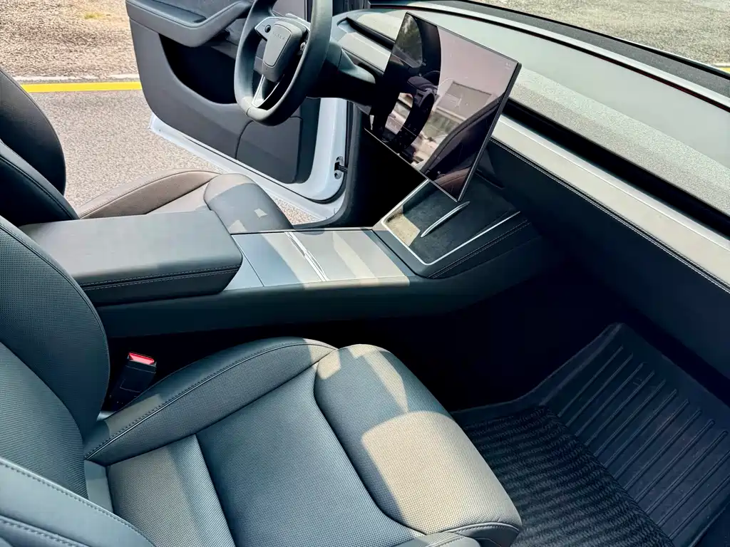Tesla Model Y L 2025 — фото 13